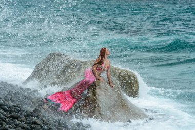 Deniz kıyısında uzun kuyruk ile güzel deniz kızı