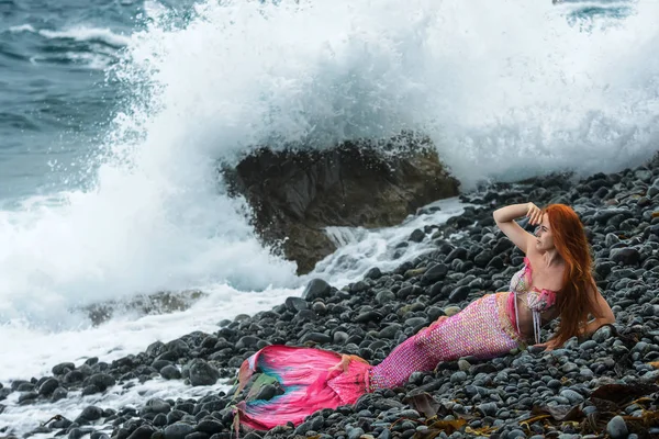 Hermosa sirena con cola larga en la orilla del mar — Foto de Stock