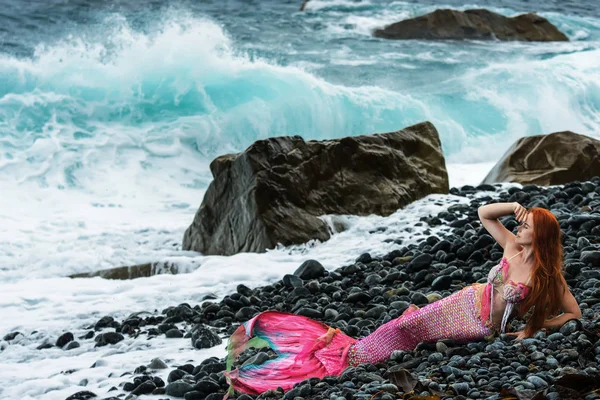 Krásná mořská panna s dlouhým ocasem na břehu moře — Stock fotografie