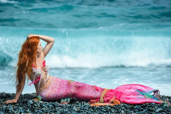 Hermosa sirena con cola larga en la orilla del mar — Foto de Stock