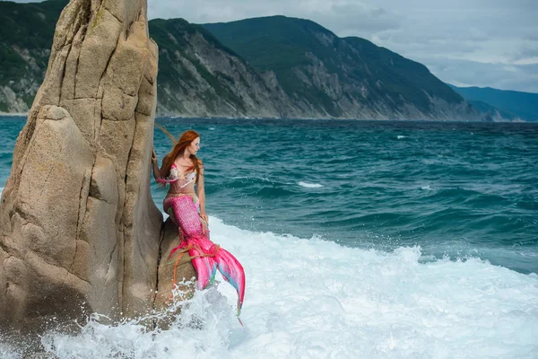 Hermosa sirena con cola larga en la orilla del mar — Foto de Stock