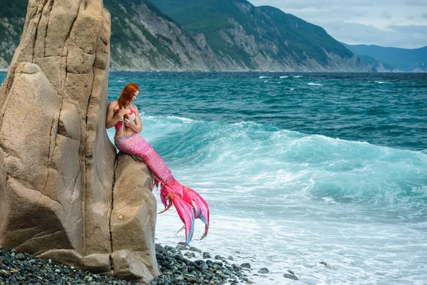 Bella sirena con lunga coda sulla riva del mare — Foto Stock