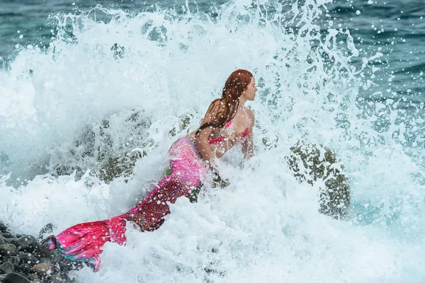 Krásná mořská panna s dlouhým ocasem na břehu moře — Stock fotografie