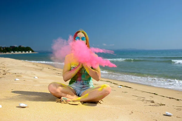 Holi flicka på stranden — Stockfoto