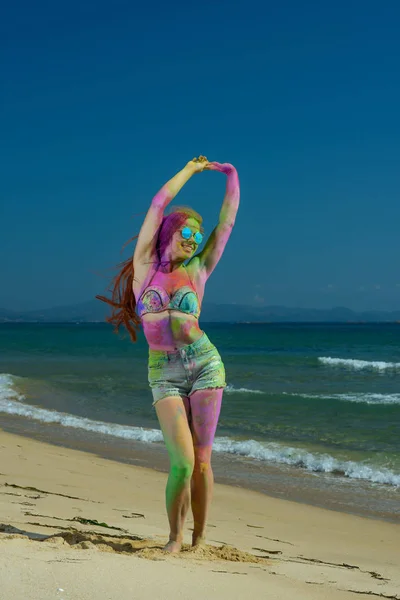 Holi girl on beach — Stock Photo, Image