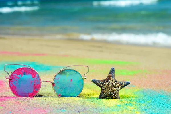 Солнечные очки на берегу моря — стоковое фото
