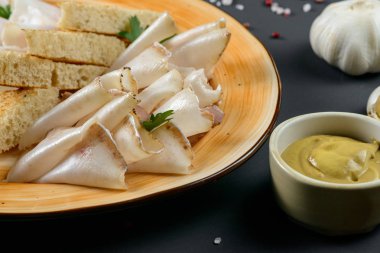 İşaret Axunge ekmek ve sarımsak ile