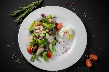 Ahtapot salatası ve haşlanmış yumurta