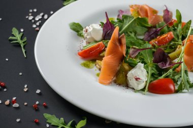 Salata somon dilimleri ile