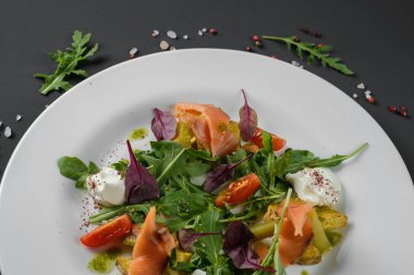 Salata somon dilimleri ile