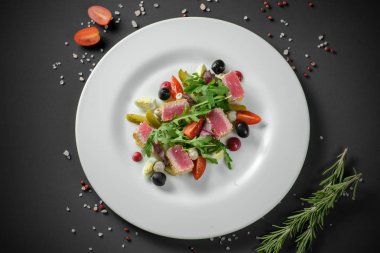 Beyaz plaka üzerinde jambon salatası