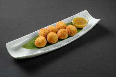 Peynir topları dar plaka üzerinde