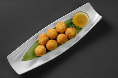 Peynir topları dar plaka üzerinde