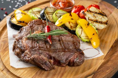 Izgara sebzeli biftek.