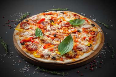 Sosis ve fesleğen pizza