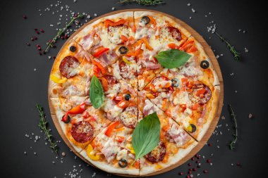 Sosis ve fesleğen pizza