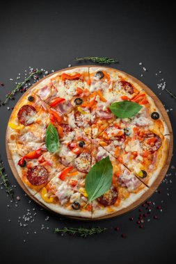 Sosis ve fesleğen pizza
