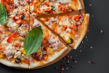 Sosis ve fesleğen pizza