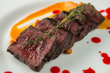 Beyaz tabakta rozbif