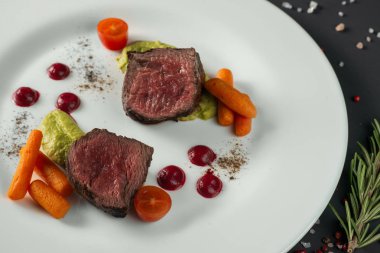 Beyaz tabakta rozbif