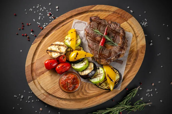Steak with grilled vegetables — Stock Photo, Image