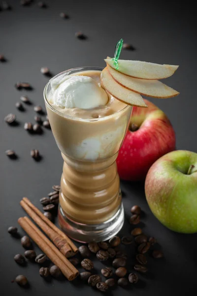 Café-maçã milkshake no fundo escuro — Fotografia de Stock