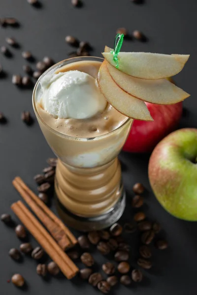 Café-maçã milkshake no fundo escuro — Fotografia de Stock