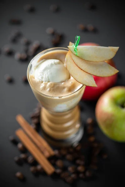 Café-maçã milkshake no fundo escuro — Fotografia de Stock