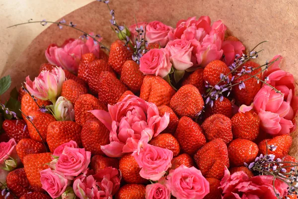Bukiet kwiatów z truskawkami — Zdjęcie stockowe
