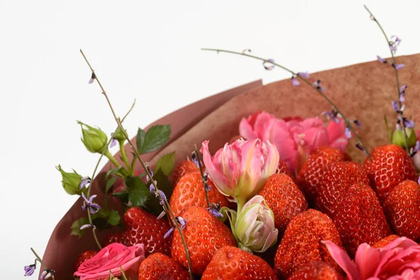 Bukiet kwiatów z truskawkami — Zdjęcie stockowe
