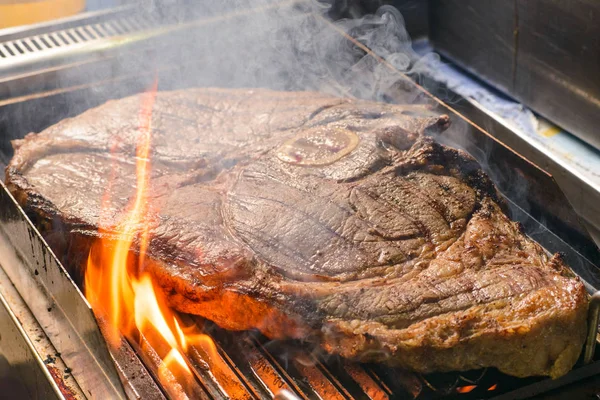 Carne en llamas — Foto de Stock