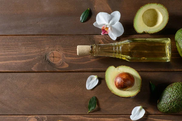 Aceite de aguacate en botella —  Fotos de Stock