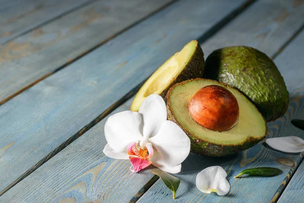 Авокадо на деревянном столе — стоковое фото