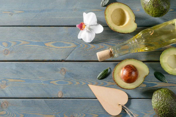 Бутылка масла авокадо — стоковое фото