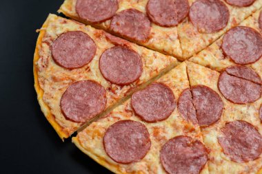 Yakın plan Sıcak Pizza Pepperoni
