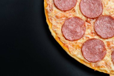 Sıcak pizza pepperonisi