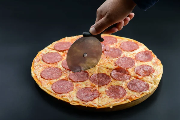 Pizza corte pepperoni — Fotografia de Stock