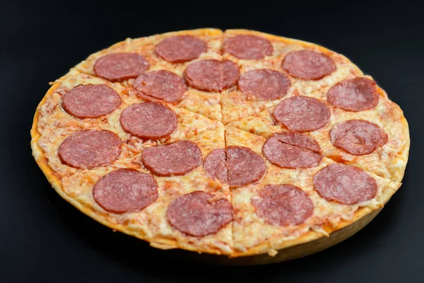 Pizza de buraco pepperoni — Fotografia de Stock