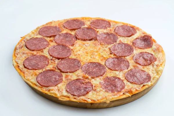 Pizza pepperoni entière — Photo