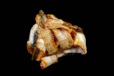 Barbekü için ince dilimler halinde çiğ balık.