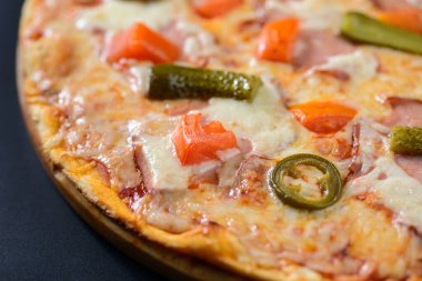 Siyah üzerine izole edilmiş pizza