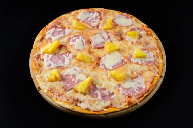 Siyah üzerine izole edilmiş Hawaii pizzası.