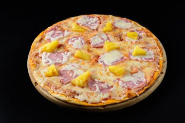 Siyah üzerine izole edilmiş Hawaii pizzası.
