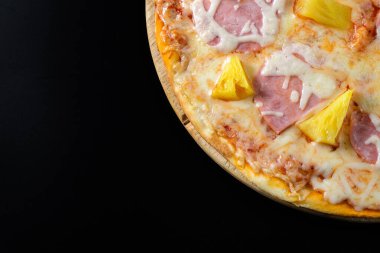 Siyah üzerine izole edilmiş Hawaii pizzası.