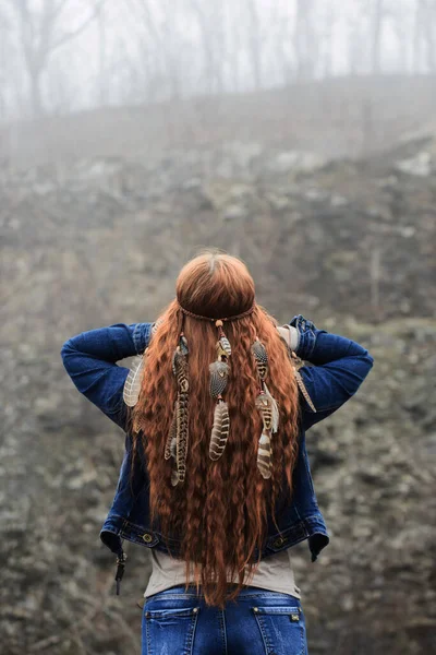 Lang haar meisje in het bos — Stockfoto