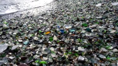 Kumsalda cam çakıl taşları