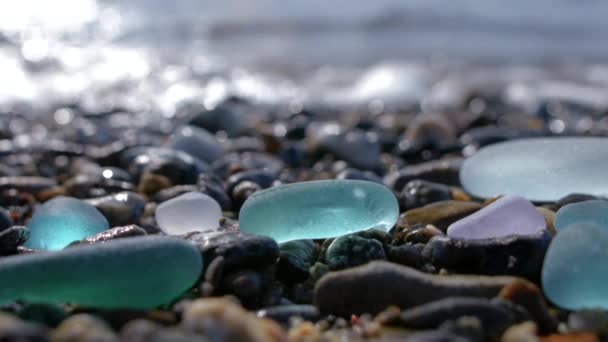 Стеклянные камешки на пляже — стоковое видео