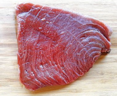 Ahşap Doğrama tahtası üzerinde çiğ kırmızı orkinos biftek. Kullanılan tartarre, sushi, sashimi Tonno rosso.