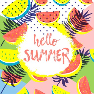 Yaz tebrik kartı pembe karpuz ile Merhaba. El Merhaba yaz yazı renkli arka plan üzerinde çekilmiş..