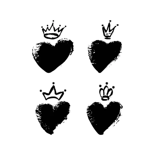Corona dibujada a mano y el icono del corazón en color negro. Tinta cepillo coronas, corazones fondo . — Vector de stock